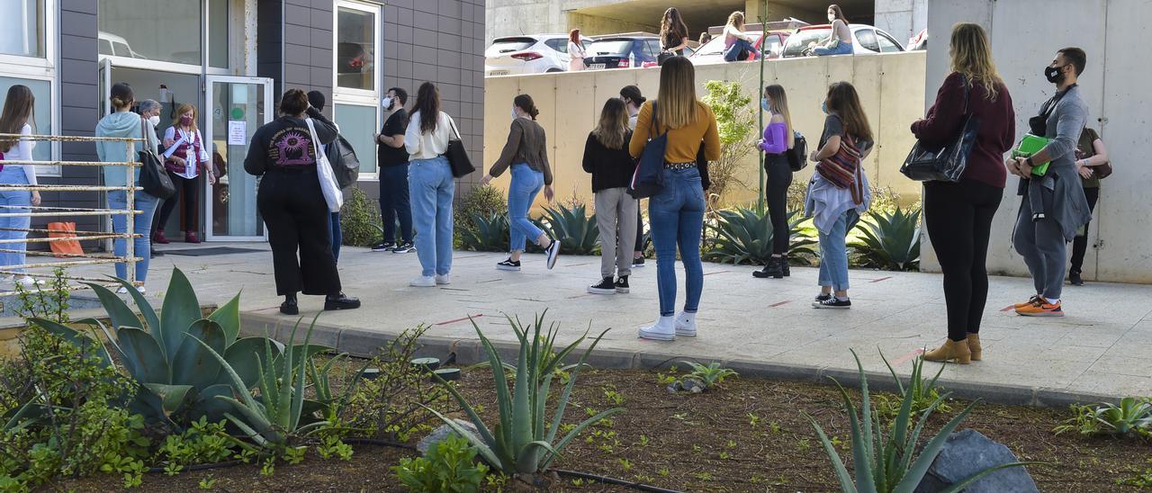 Varios universitarios aguardan para entrar a hacer un examen presencial en la facultad de Ciencias de la Salud.