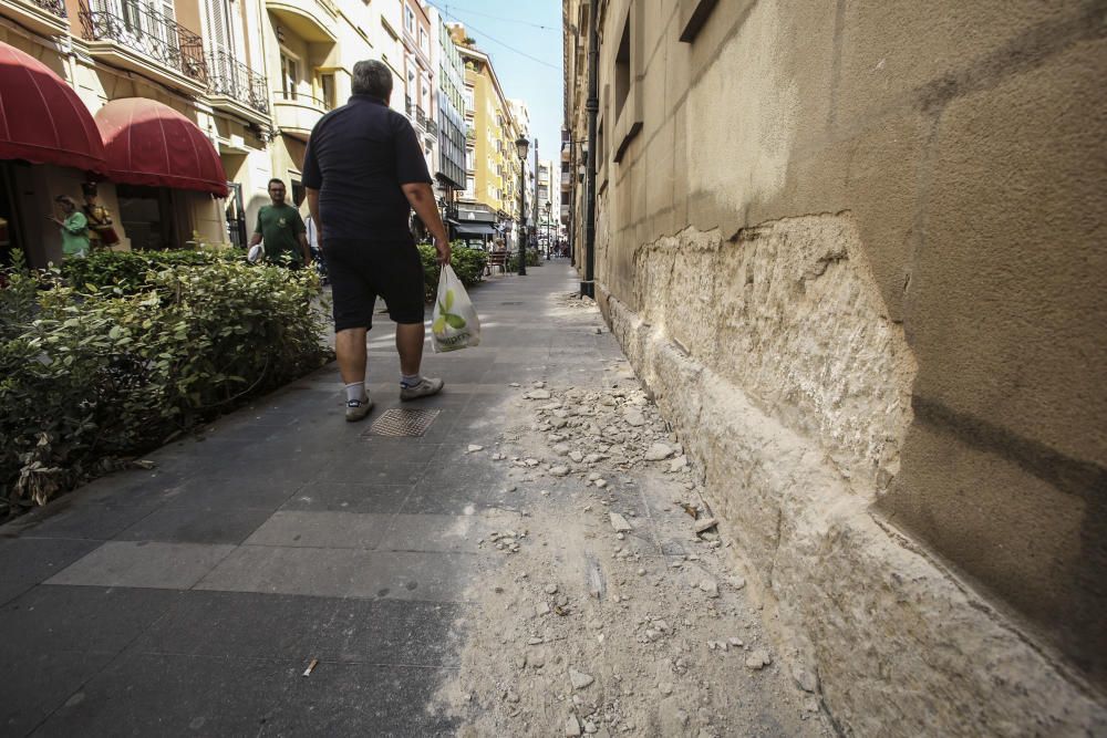 Desprendimientos del Teatro Principal «echan raíces» en la calle Castaños