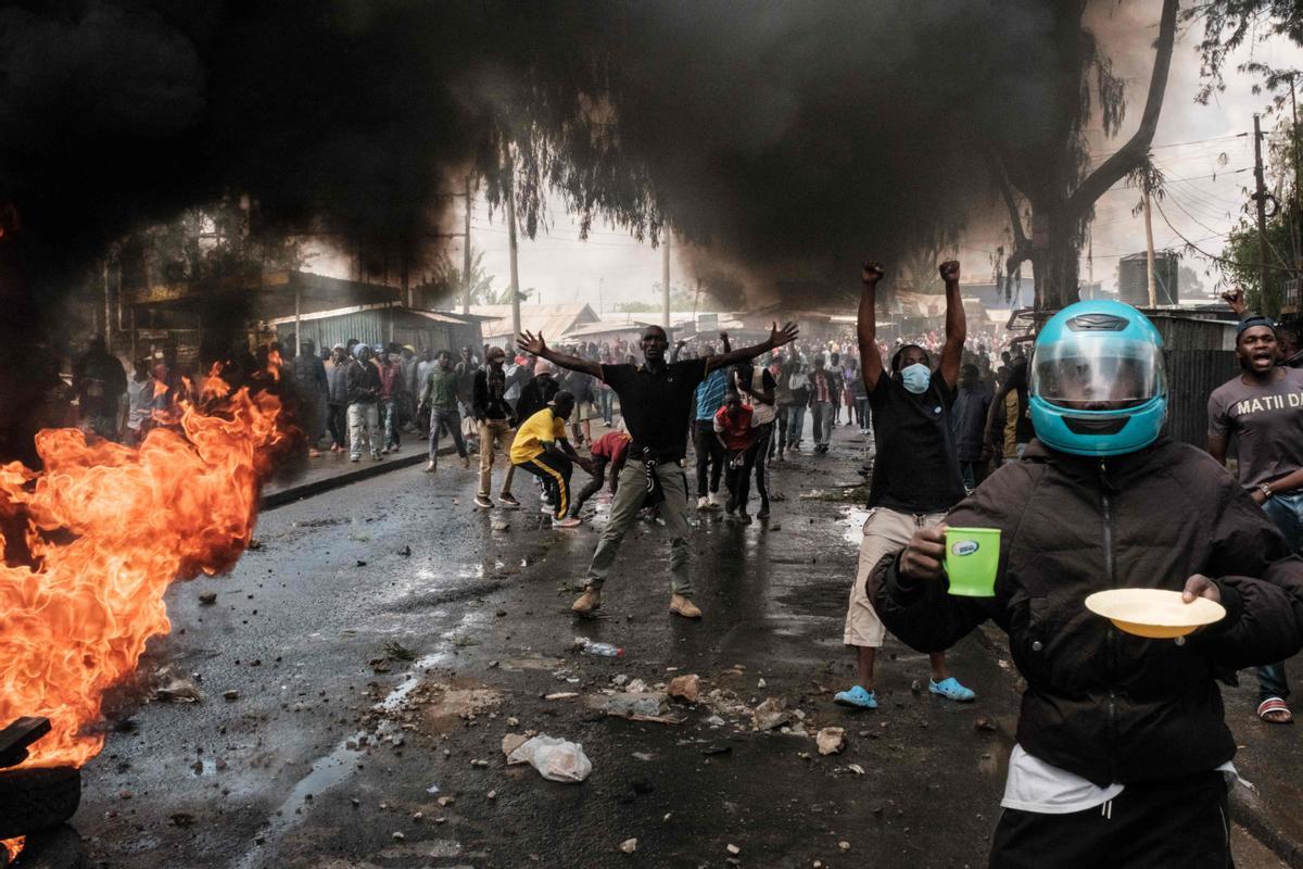 Protesta masiva convocada por el líder de la oposición Raila Odinga, afirma que le robaron las últimas elecciones presidenciales de Kenia y culpa al gobierno por el aumento del costo de vida en Nairobi.