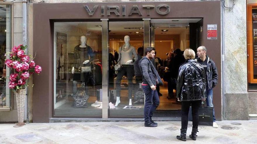 Vista exterior, antes de cerrar, de la tienda que Viriato tenía en A Coruña, en la calle Real.