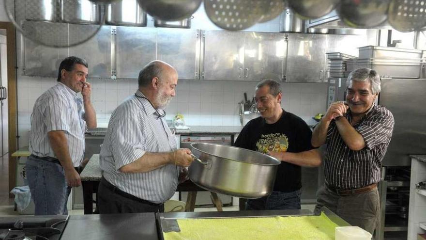 Joaquín López, Marino Fernández, Fernando Puga y Andrés Abuín, en la cocina del Hogar de Sor Eusebia.