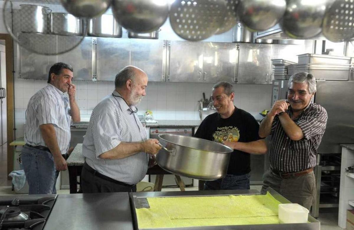 Joaquín López, Marino Fernández, Fernando Puga y Andrés Abuín, en la cocina del Hogar de Sor Eusebia.