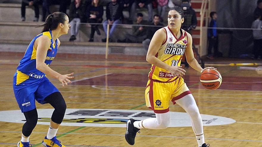 Marta Xargay bota una pilota durant un partit d&#039;Eurocup contra el Gdynia a Palau.