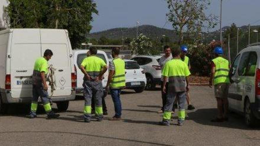 Los trabajadores, ayer en el exterior de la planta de Sant Antoni, antes de la reunión.