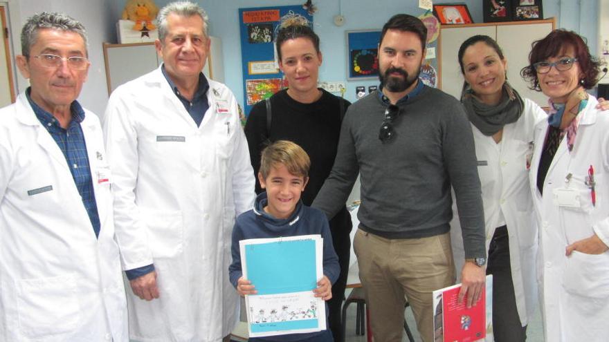 El equipo médico y de administración del Hospital General de Elche, junto con el ganador del concurso de dibujo