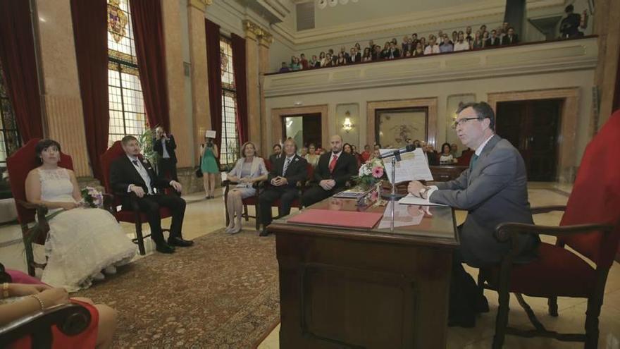 Primera boda realizada por el alcalde de Murcia, José Ballesta, en el Salón de Plenos del Consistorio.