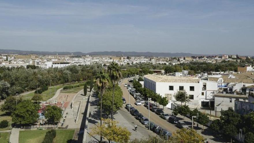 Imagen aérea en la que se observa, a la derecha, el edifico de apartamentos del Campo de la Verdad premiado.