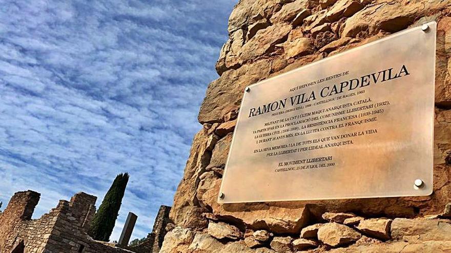 La placa que identifica on està enterrat  Vila | ACN/AJUNTAMENT DE CASTELLNOU