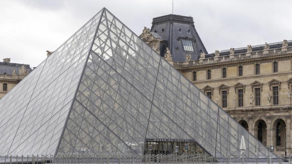 Entrada al museo del Louvre en París
