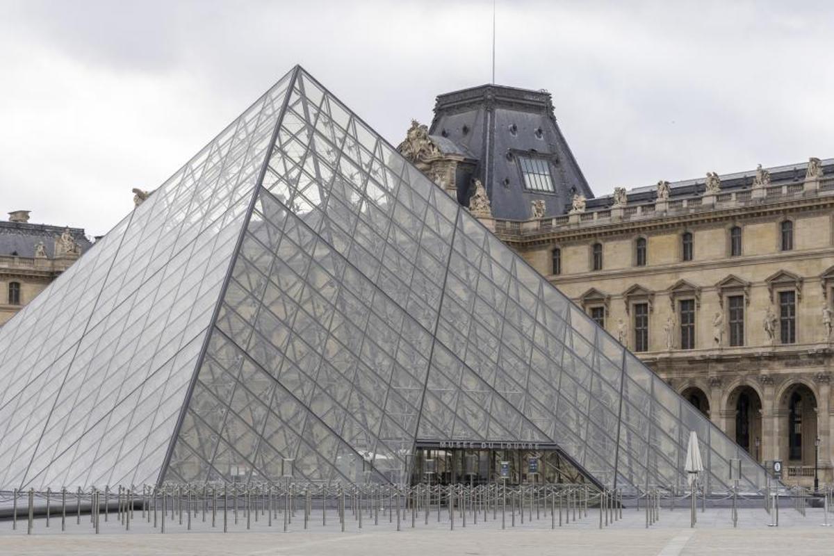 Entrada al museo del Louvre en París