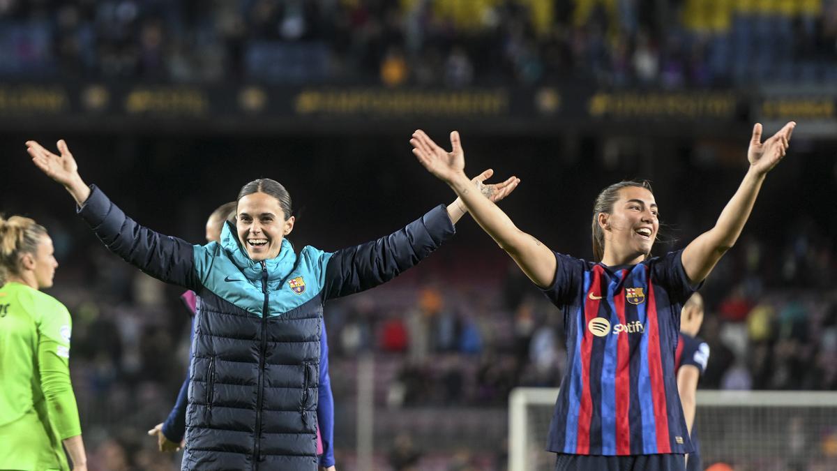 Mapi León y Patri Guijarro aplauden al público al finalizar el partido de vuelta de los 1/4 de final de la Champions contra la Roma en el Camp Nou y clasificarse para las semis.