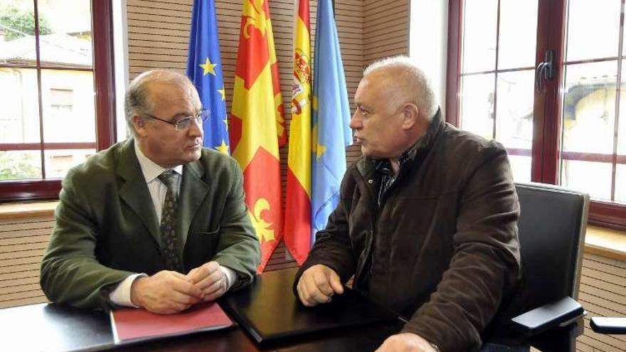 Pertierra y Barbao, ayer, en el Ayuntamiento de Morcín.