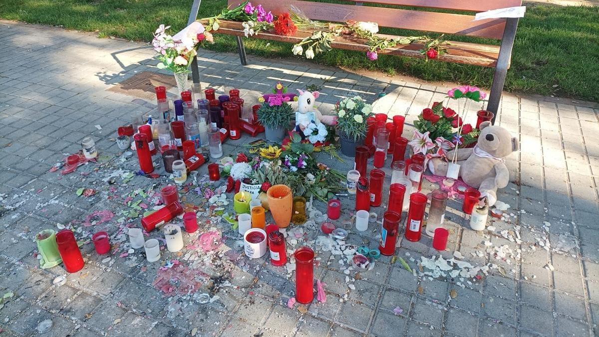 Flors i espelmes en el lloc on va morir Kimberly