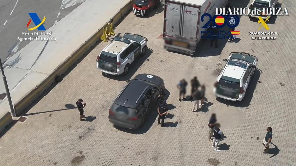 Vídeo: Intervenidos en el puerto de Ibiza 2.500 kilos de hachís en el interior de un camión