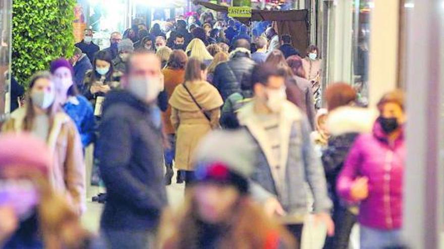 Acera poblada un día de compras en la avenida Maisonnave, a finales de 2020, en Alicante. | MANUEL R. SALA