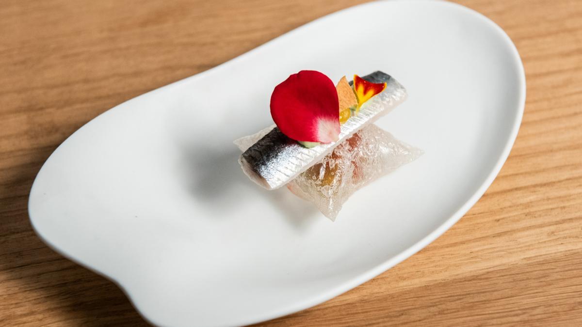 El boquerón con pipirrana y 'airbag' del restaurante José Carlos García.