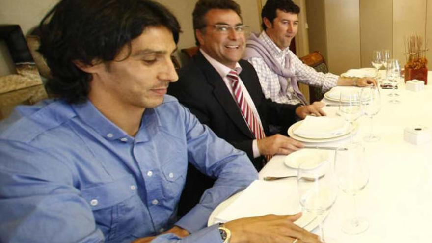 Sergio Fernández, Enrique Ortiz y Juan Carlos Mandiá, en una comida de trabajo.