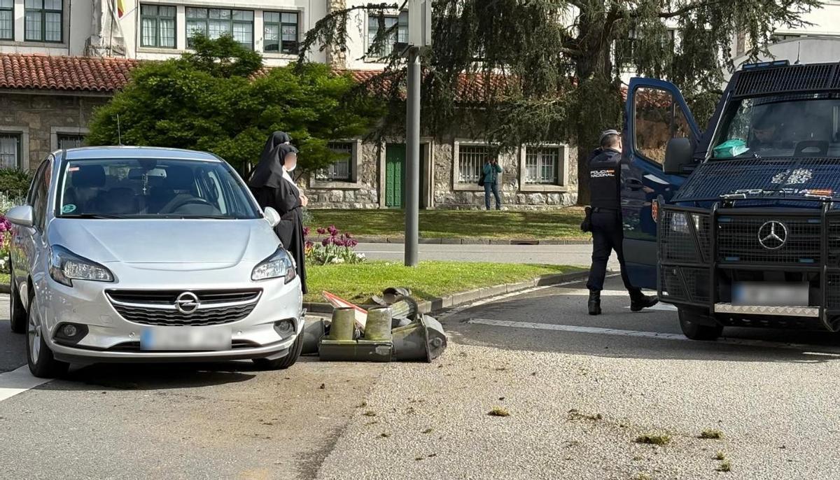 La Policía Nacional interviene en el lugar del accidente.
