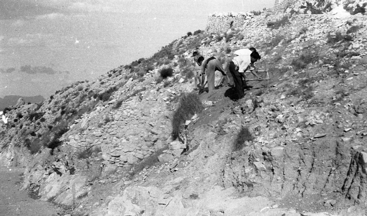 Otra de las fotografías de aquellas excavaciones localizadas por el Archivo Municipal, donde también aparece un niño que se tapa la cara ante la cámara.