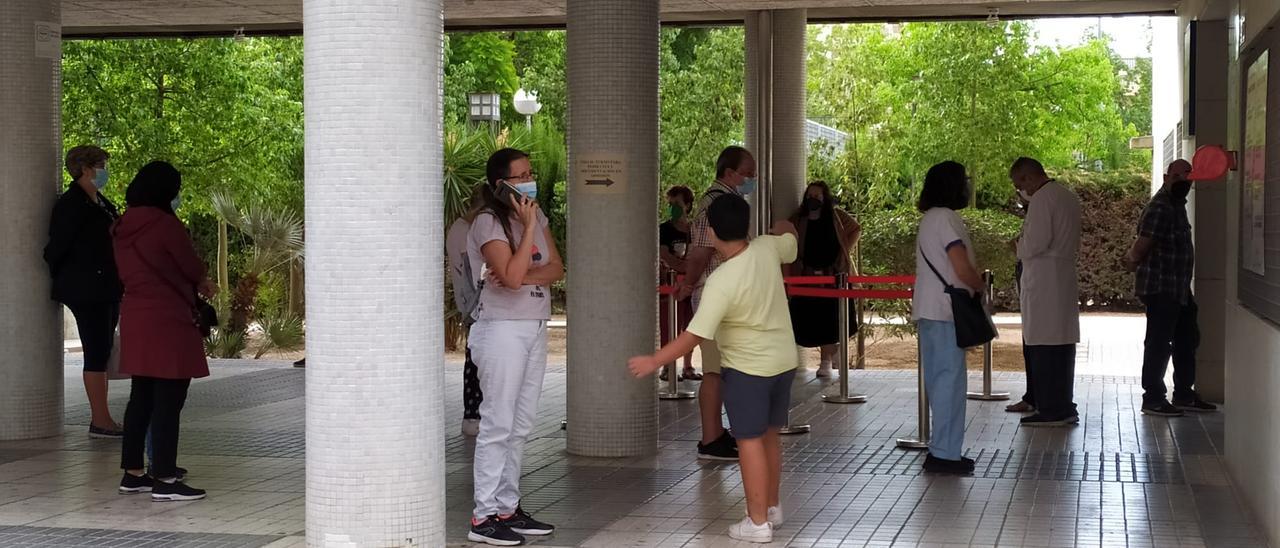 Pacientes hacen cola a las puertas de un centro de salud de la ciudad de Alicante