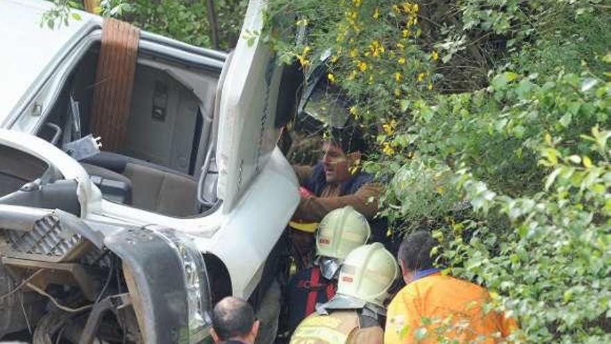 Vuelca un camión en la N-640 y el rescate del chófer se prolonga durante tres horas