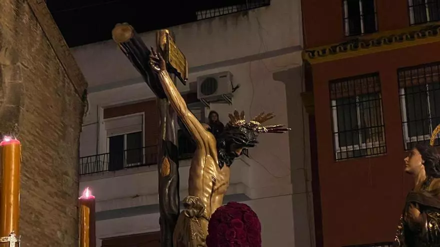 Vídeo | Así ha sido la entrada del Cristo de la Buena Muerte en la parroquia de Santa Marina