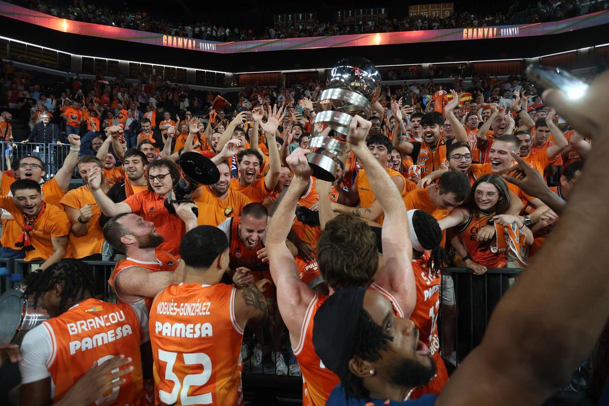 Celebración de la Supercopa Endesa tras el último partido de los taronja en el Roig Arena.