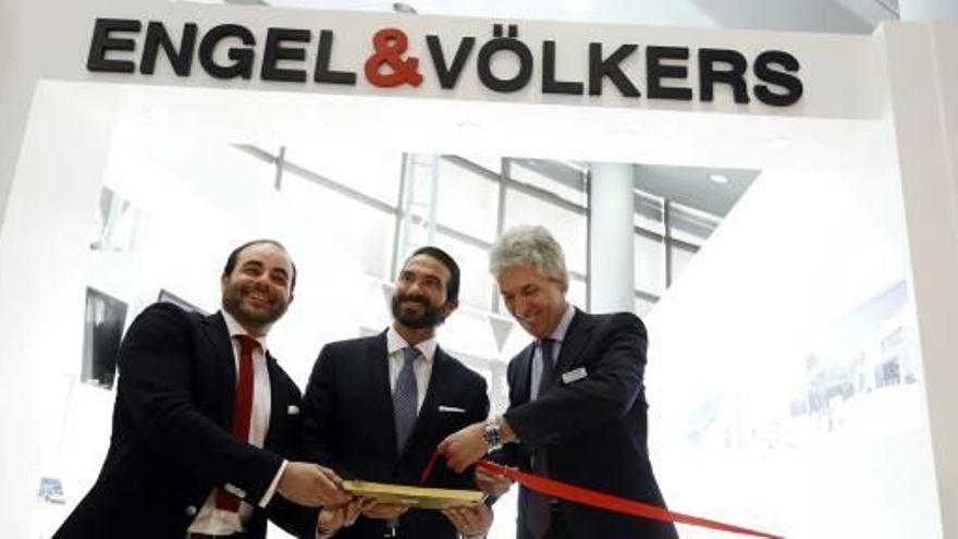 Miguel Ángel Cantos y Juan-Galo Macià (Engel &amp; Völkers), con Agustín Alonso (El Corte Inglés).