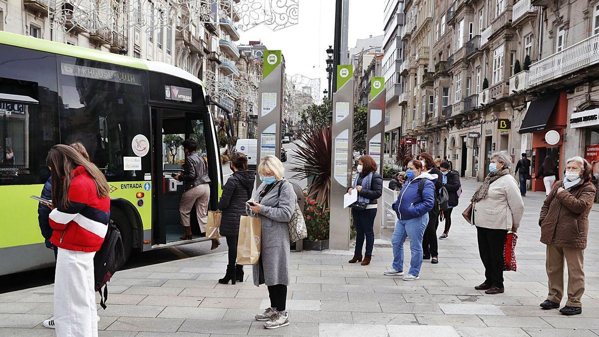 Una parada deautobús urbano en elcentro de Vigo.