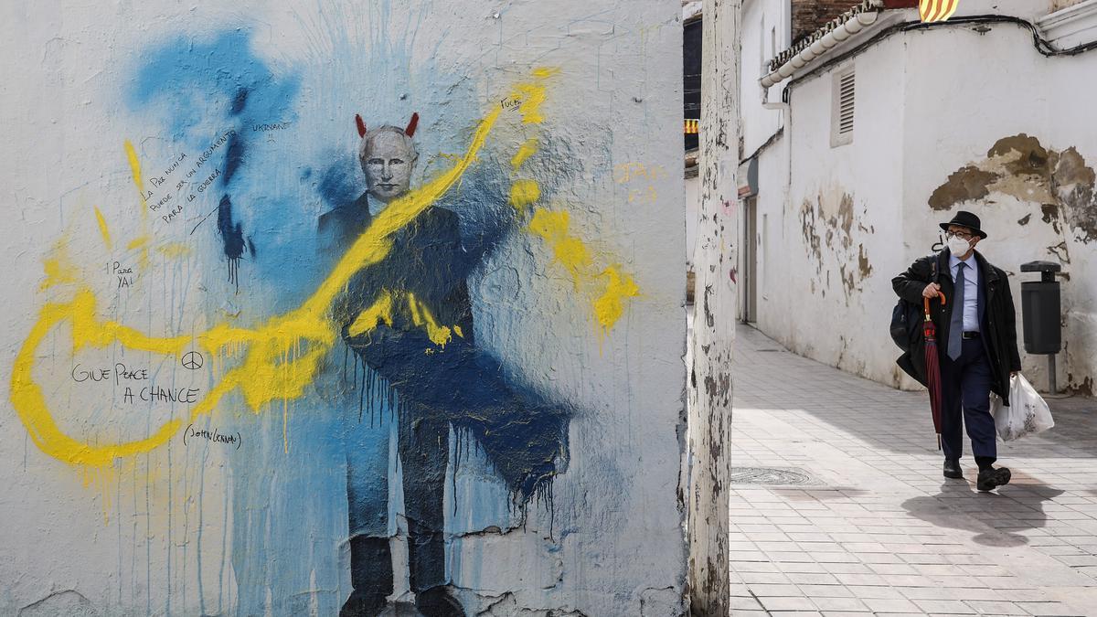 Un grafiti, del valenciano J. Warx, con la imagen de Putin y  los colores de Ucrania, en una calle de Valencia