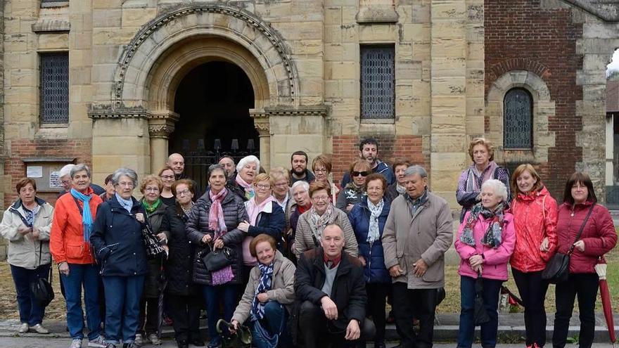 Los participantes en la visita, delante de la iglesia de Bustiello.