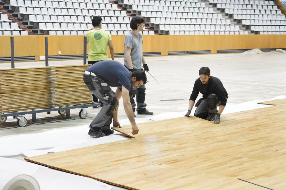 Col·locació del nou parquet del pavelló de Fontajau