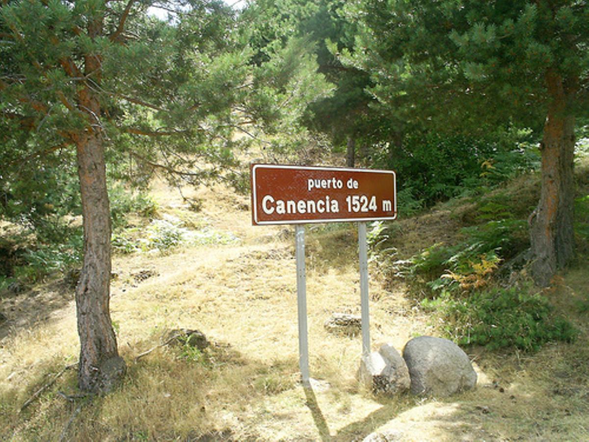 El Puerto de Canencia es un paso de montaña situado a 1.524 metros de altitud