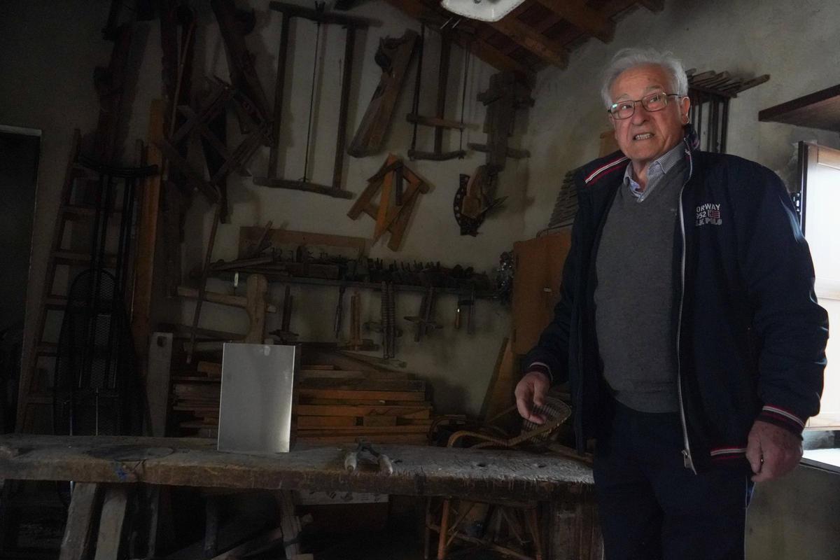 José Manuel Pardal en la que fue la fragua de su padre en Villar del Buey