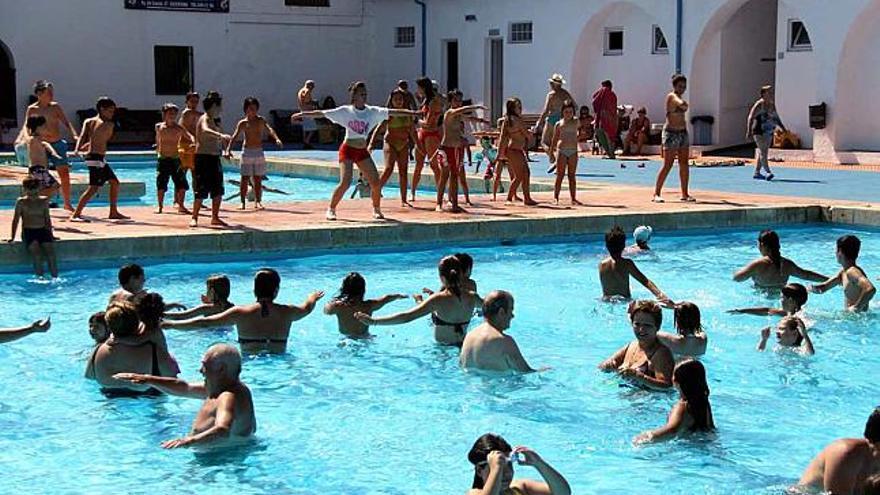 Exhibición de aquaerobic en  la piscina municipal de Alcoy