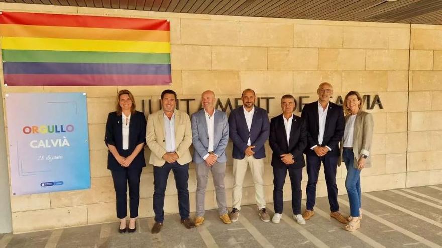 Vox Calvià retira una moción contra la colocación de banderas no oficiales, como la LGTBI, en edificios públicos