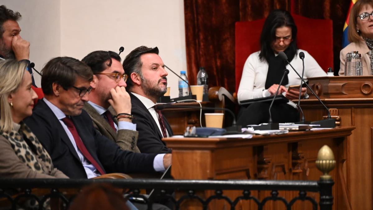 Ruz escucha a un representante de los consejos sectoriales