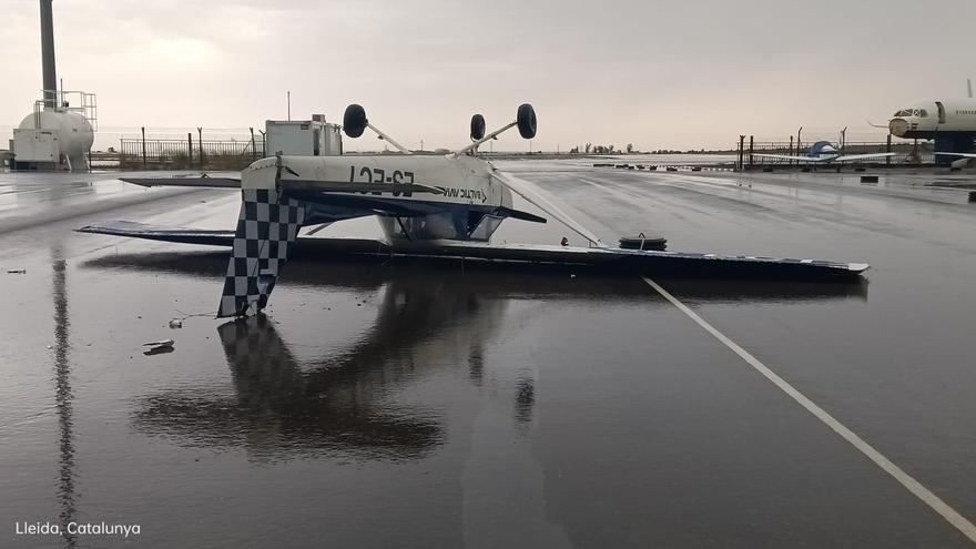 Avionetes tombades i destrosses a l&#039;aeroport d&#039;Alguaire per un temporal de pluja i vent