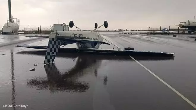 Avionetes tombades i destrosses a l'aeroport d'Alguaire per un temporal de pluja i vent