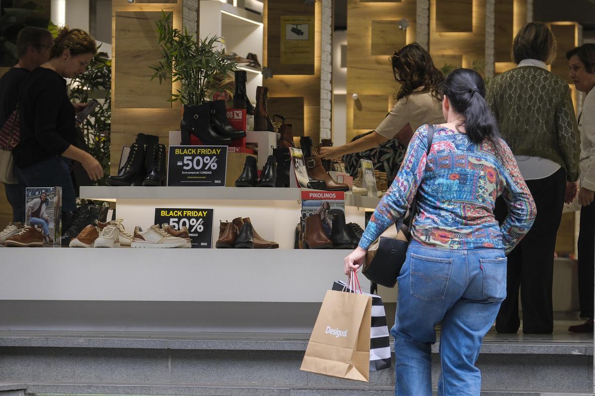 Personas comprando en Black Friday.