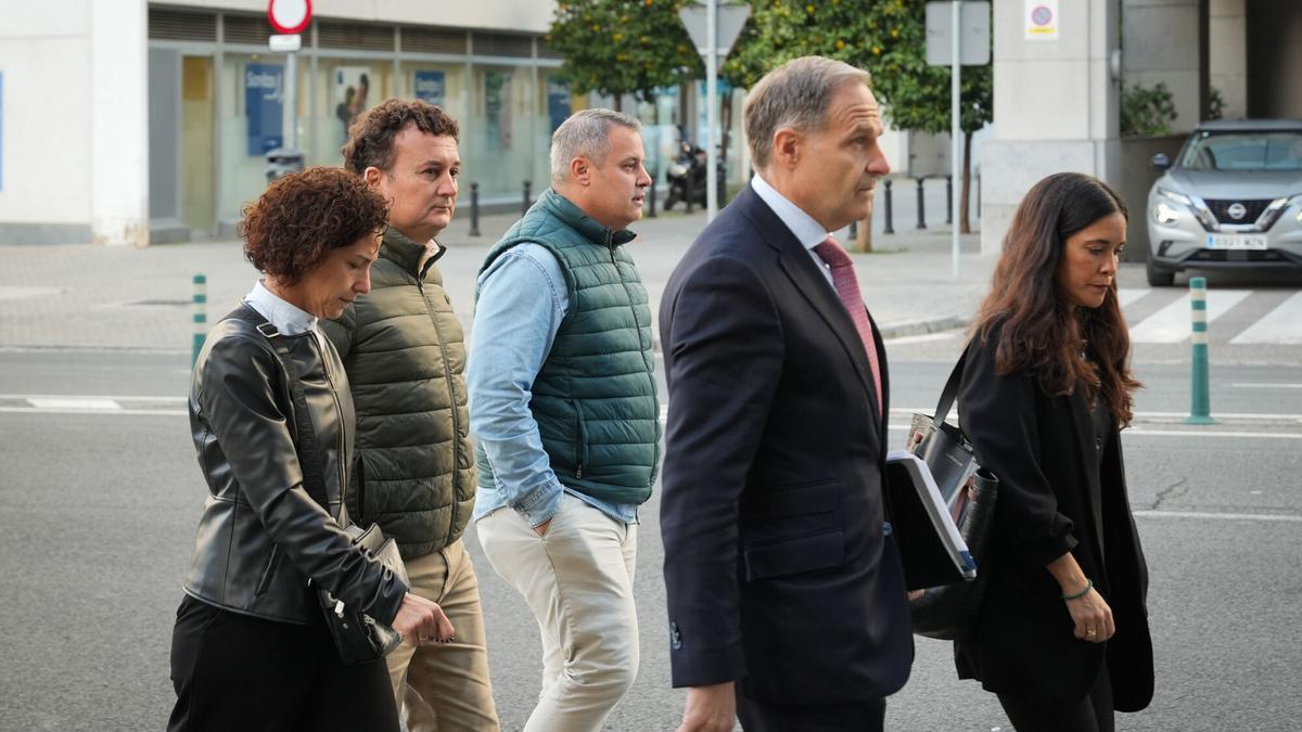 Los padres de Sandra Peña a su llegada a la Fiscalía de Menores para declarar en calidad de testigos perjudicados.