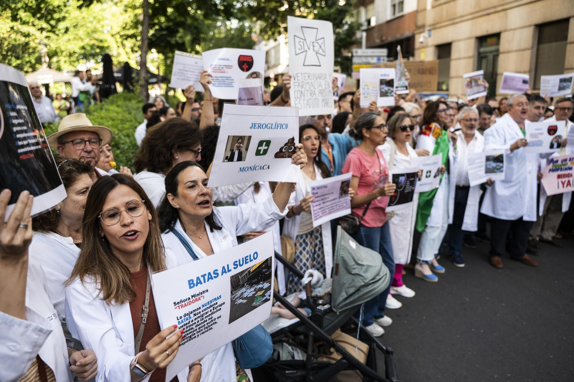 Las imágenes de la protesta de médicos en Cáceres