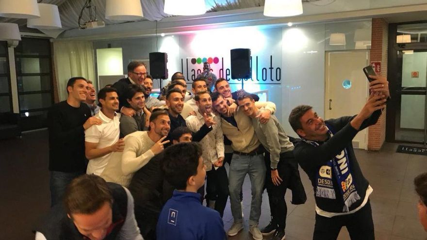 Selfie de Elías con los jugadores en al cena posterior al derbi