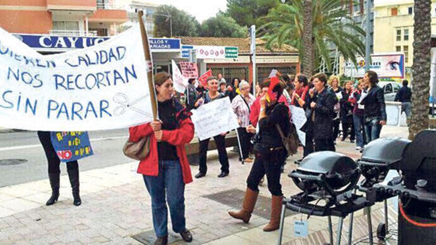 Las trabajadoras de las ´escoletes´ municipales se manifestaron ayer