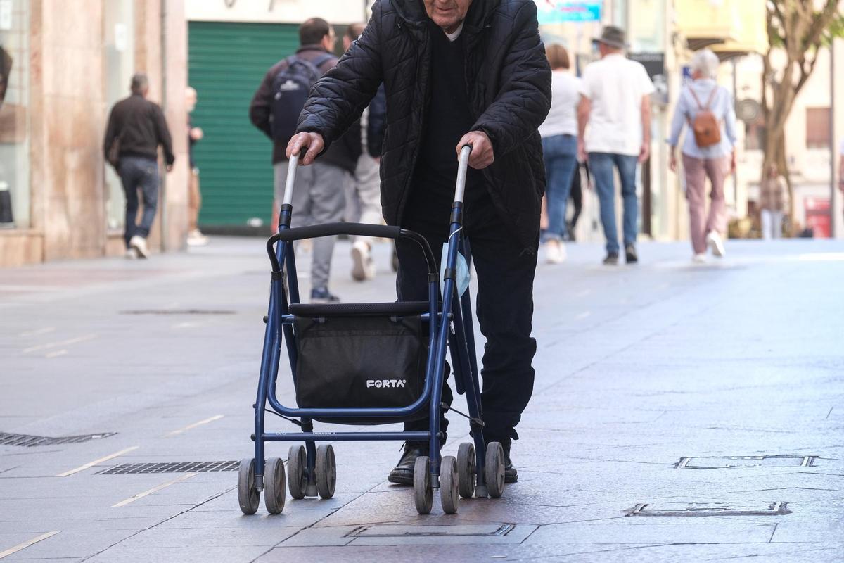 Un pensionista pasea por la Corredora en Elche