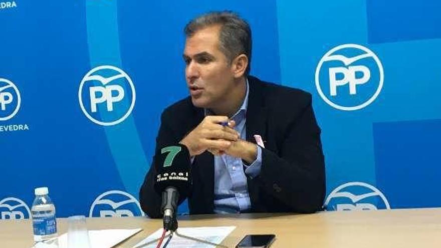 Rafael Domínguez en la sede del PP local. // Rafa Vázquez