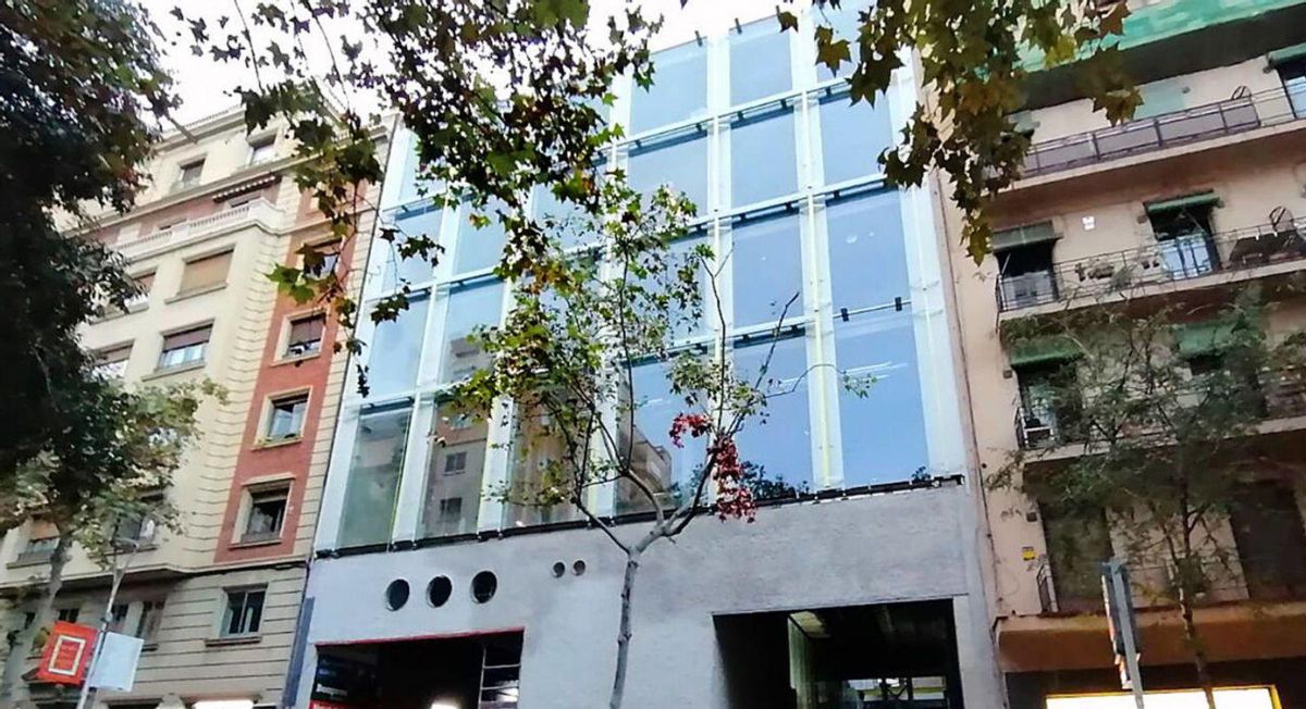El centre cívic de la Sagrada Família estrena façana El centre cívic de la Sagrada Família estrena façana