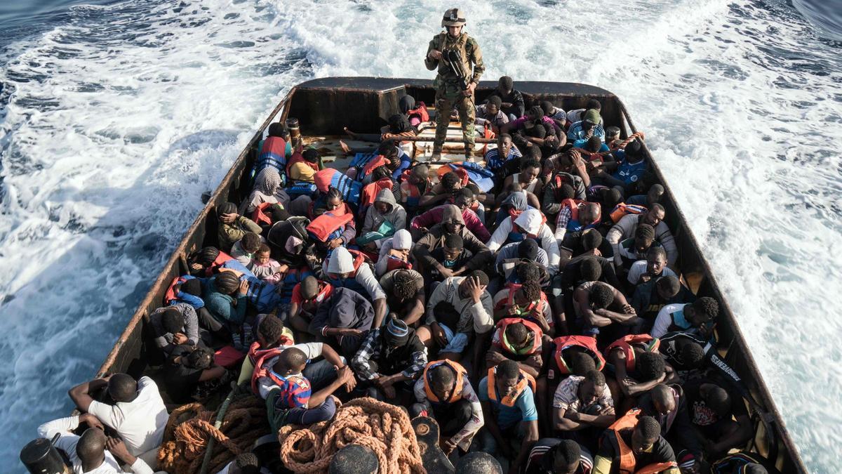 Un grupo de inmigrantes a bordo de un barco de la guardia costera libia tras ser interceptados cuando trataban de llegar a Europa.