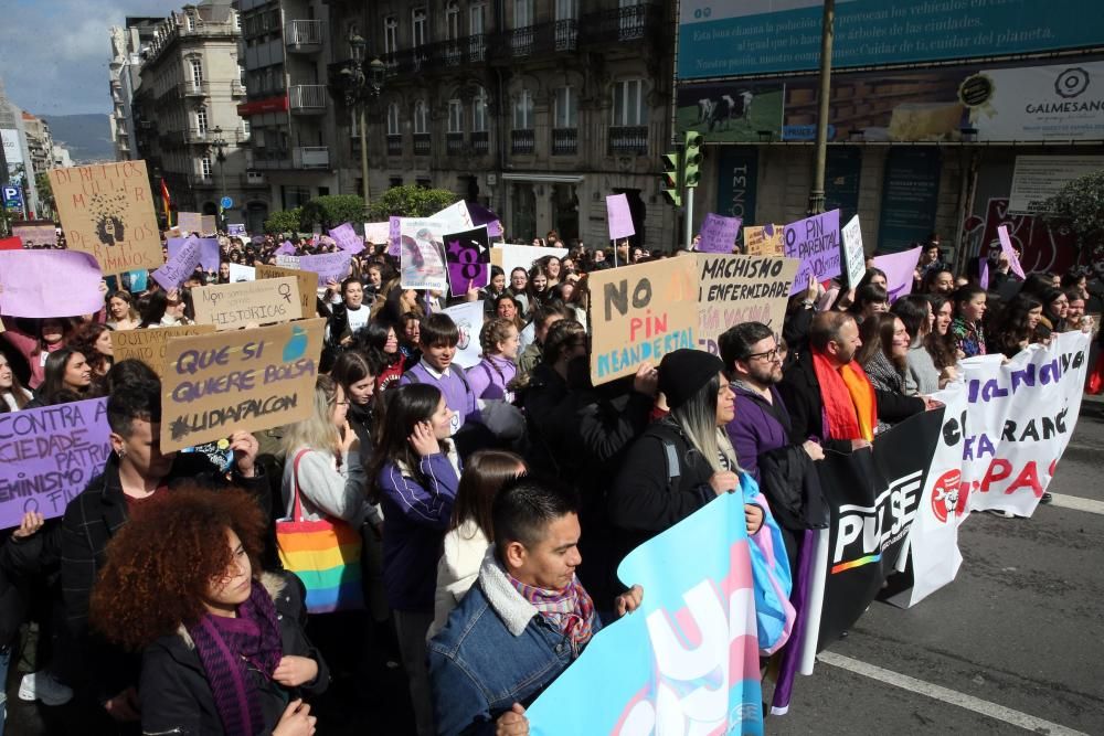 Las jóvenes viguesas se ponen en pie: "Tú, machista, estás en nuestra lista". // Marta G. Brea | Borja Melchor