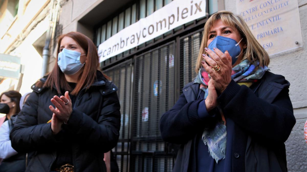 Imágenes de la concentración de apoyo a las familias y trabajadores de la Acadèmia Cultura de L'Hospitalet.